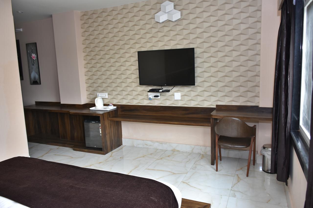 Hotel Daftari Palace Kishanganj Kültér fotó