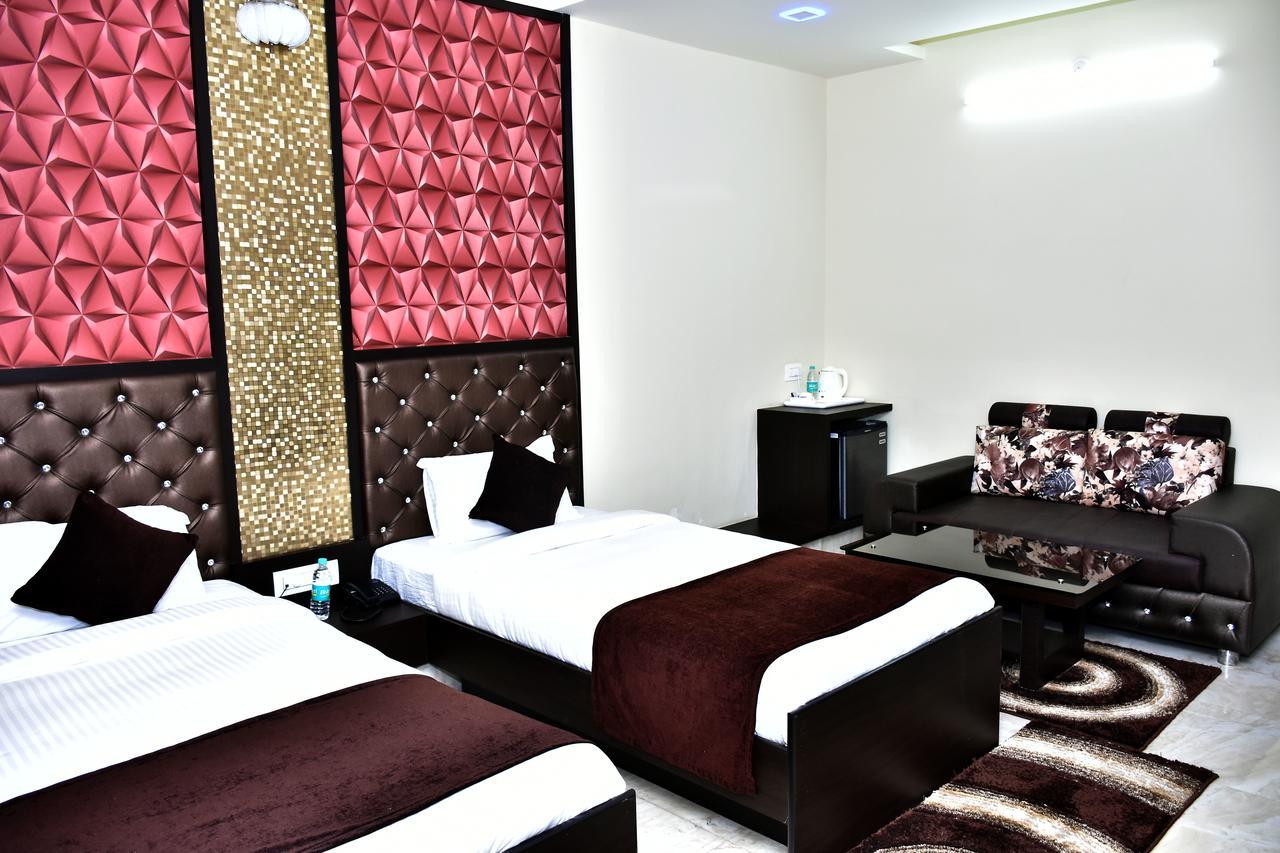 Hotel Daftari Palace Kishanganj Kültér fotó